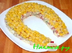 Сверху выложить консервированную кукурузу, равномерно распределив ее Сверху выложить консервированную кукурузу, равномерно распределив ее