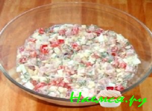 В глубокую салатную миску выложить все подготовленные ингредиенты, добавить к салату соус и тщательно перемешать содержимое салатницы В глубокую салатную миску выложить все подготовленные ингредиенты, добавить к салату соус и тщательно перемешать содержимое салатницы