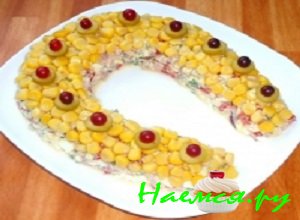 Маслины порезать тоненькими кружочками, выложить их на слой кукурузы Маслины порезать тоненькими кружочками, выложить их на слой кукурузы