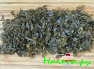 Баночку с морской капустой вскрыть, слить маринад, капусту измельчить с помощью ножа. Рис промыть в нескольких водах, после чего залить холодной водой и отварить. Баночку с морской капустой вскрыть, слить маринад, капусту измельчить с помощью ножа. Рис промыть в нескольких водах, после чего залить холодной водой и отварить.