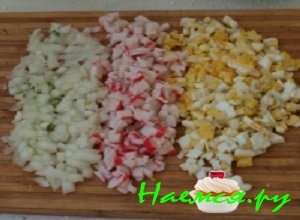 Яйца погрузить в кастрюльку с холодной водой и отварить их до готовности Яйца погрузить в кастрюльку с холодной водой и отварить их до готовности