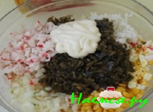 В салатной миске смешать подготовленные ранее ингредиенты вареный рис, измельченные крабовые палочки, кубики лука, резаные яйца, зерна консервированной кукурузы и измельченную морскую капусту В салатной миске смешать подготовленные ранее ингредиенты вареный рис, измельченные крабовые палочки, кубики лука, резаные яйца, зерна консервированной кукурузы и измельченную морскую капусту