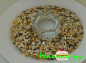 На плоское блюдо аккуратно выложить салат в форме кольца На плоское блюдо аккуратно выложить салат в форме кольца