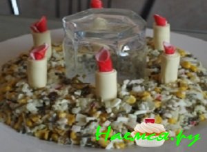 В центр каждой сырной свечки осторожно вставить срезанную красную часть крабовых палочек, таким образом имитируя огонь свечи В центр каждой сырной свечки осторожно вставить срезанную красную часть крабовых палочек, таким образом имитируя огонь свечи