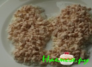 Куриное филе вымыть, удалить кожицу и отварить в соленой воде до готовности. Порубить мясо небольшими кубиками и выложить поверх риса, также смазать слой майонезом Куриное филе вымыть, удалить кожицу и отварить в соленой воде до готовности. Порубить мясо небольшими кубиками и выложить поверх риса, также смазать слой майонезом