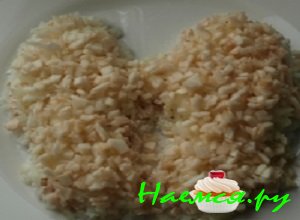 Яблочко вымыть, почистить, удалить семена и нарезать его небольшими кубиками Яблочко вымыть, почистить, удалить семена и нарезать его небольшими кубиками