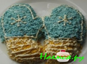 Выложить верхушку новогоднего салата «Рукавички Снегури» окрашенными белками и красить «рукавички» майонезом. Выложить верхушку новогоднего салата «Рукавички Снегури» окрашенными белками и красить «рукавички» майонезом.