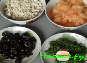 С филе курицы снять кожицу и отварить мясо в соленой воде до готовности, после чего остудить и порезать небольшими аккуратными кубиками С филе курицы снять кожицу и отварить мясо в соленой воде до готовности, после чего остудить и порезать небольшими аккуратными кубиками