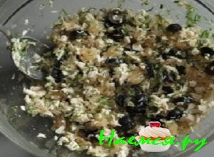 Для приготовления специальной заправки нужно смешать в отдельной миске оливковое масло со свежевыжатым лимонным соком, туда же добавить немного укропчика, йодированную соль и молотый перчик, затем выдавить чеснок через пресс Для приготовления специальной заправки нужно смешать в отдельной миске оливковое масло со свежевыжатым лимонным соком, туда же добавить немного укропчика, йодированную соль и молотый перчик, затем выдавить чеснок через пресс