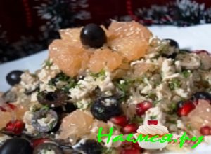 Готовый новогодний салат «Восторг» с курицей, маслинами и грейпфрутом выложить на блюдо и посыпать его зернышками граната, а сверху украсить кусочками грейпфрута Готовый новогодний салат «Восторг» с курицей, маслинами и грейпфрутом выложить на блюдо и посыпать его зернышками граната, а сверху украсить кусочками грейпфрута
