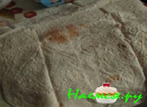 Листы лаваша разрезать поперек на две части. В итоге должно получиться 4 штуки. Листы лаваша разрезать поперек на две части. В итоге должно получиться 4 штуки.