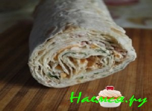 Плотно свернуть листы лаваша рулетом и обернуть его в пищевую пленку Плотно свернуть листы лаваша рулетом и обернуть его в пищевую пленку