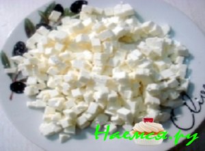 Фету необходимо выбрать свежий и хорошего качества, иначе в противном случае он будет крошиться на мелкие крупинки. Нарезать сыр небольшими аккуратными кубиками. Фету необходимо выбрать свежий и хорошего качества, иначе в противном случае он будет крошиться на мелкие крупинки. Нарезать сыр небольшими аккуратными кубиками.