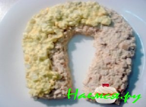 В куриные яйца и филе, а также в сыр Фета добавить немножечко майонеза, чтобы слои не расползались, а надежно скреплялись между собой В куриные яйца и филе, а также в сыр Фета добавить немножечко майонеза, чтобы слои не расползались, а надежно скреплялись между собой