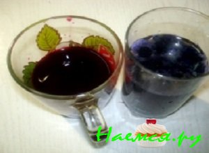 Для украшения готового новогоднего салата «Лошадиная подкова» необходимо покрасить вареные перепелиные яйца в разные цвета с помощью природных красителей – краснокочанной капусты и вареной свеклы Для украшения готового новогоднего салата «Лошадиная подкова» необходимо покрасить вареные перепелиные яйца в разные цвета с помощью природных красителей – краснокочанной капусты и вареной свеклы