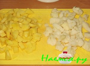 За 15 минут как мясо будет готово, почистите картофель, порежьте его в виде небольших кубиков и отправьте в бульон За 15 минут как мясо будет готово, почистите картофель, порежьте его в виде небольших кубиков и отправьте в бульон