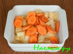 Порежьте картошку и морковь Порежьте картошку и морковь