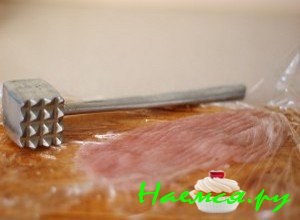 положите на порезанные мясные кусочки полиэтиленовый пакетик положите на порезанные мясные кусочки полиэтиленовый пакетик