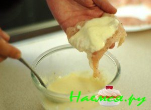 Теперь возьмите столовую ложку и с ее помощью выкладывайте взбитую смесь на одну часть отбивнушек Теперь возьмите столовую ложку и с ее помощью выкладывайте взбитую смесь на одну часть отбивнушек