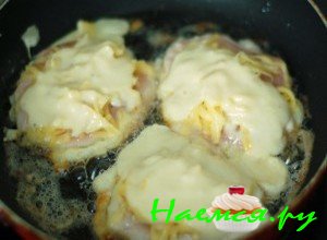 Потом на сырный слой снова налейте кляр и аккуратно размажьте его, для этого используйте простую ложку Потом на сырный слой снова налейте кляр и аккуратно размажьте его, для этого используйте простую ложку