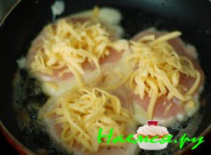 Теперь сверху все отбивные посыпьте заранее потертым сыром Теперь сверху все отбивные посыпьте заранее потертым сыром