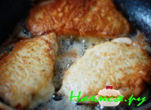 Как только с одной сторонки мясо поджарится, переверните его на другую и обжаривайте до тех пор, пока появится румяная корочка Как только с одной сторонки мясо поджарится, переверните его на другую и обжаривайте до тех пор, пока появится румяная корочка