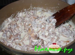 В сковороду, в которой готовятся грибы, влейте сливки, поперчите и пусть они закипят В сковороду, в которой готовятся грибы, влейте сливки, поперчите и пусть они закипят