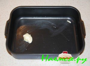 Возьмите глубокую емкость, смажьте ее, для смазки используйте сливочное масло Возьмите глубокую емкость, смажьте ее, для смазки используйте сливочное масло