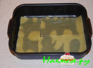 Первым слоем в смазанную емкость выкладывайте отваренные тестовые пласты. Первым слоем в смазанную емкость выкладывайте отваренные тестовые пласты.