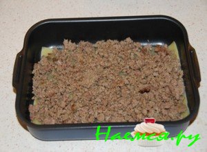 Потом на пласты выкладывайте мясной фарш Потом на пласты выкладывайте мясной фарш