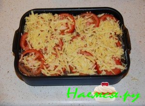 Возьмите крупную терку и потрите на ней сыр, посыпьте потертым сыром помидорный слой Возьмите крупную терку и потрите на ней сыр, посыпьте потертым сыром помидорный слой