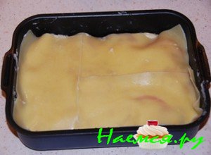 Теперь накройте ингредиенты снова тестовыми пластинами Теперь накройте ингредиенты снова тестовыми пластинами