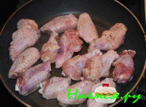 Отправьте порезанный мясной продукт в емкость, посолите и перемешайте Отправьте порезанный мясной продукт в емкость, посолите и перемешайте