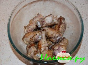Потом возьмите чистую емкость и выкладывайте в нее обжаренные крылышки Потом возьмите чистую емкость и выкладывайте в нее обжаренные крылышки