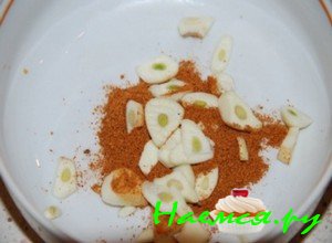 Далее Вам понадобится небольшая мисочка, отправьте в нее красный острый перец и заранее измельченный чеснок Далее Вам понадобится небольшая мисочка, отправьте в нее красный острый перец и заранее измельченный чеснок