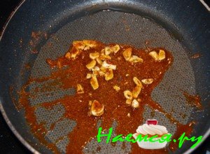 Поставьте снова сковороду на огонь, влейте небольшое количество подсолнечного масла и отправляйте обжариваться чеснок с перцем на 10 минут Поставьте снова сковороду на огонь, влейте небольшое количество подсолнечного масла и отправляйте обжариваться чеснок с перцем на 10 минут