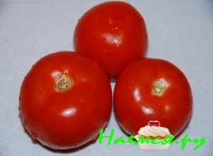 Теперь помойте свежие помидорчики, оботрите их бумажным полотенцем и порежьте в виде мелких кусочков Теперь помойте свежие помидорчики, оботрите их бумажным полотенцем и порежьте в виде мелких кусочков