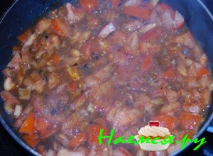 Отправляйте порезанные томаты в сковородку, в которой обжариваются специи Отправляйте порезанные томаты в сковородку, в которой обжариваются специи