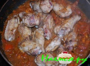 По истечении данного времени добавьте к ингредиентам крылышки, которые Вы предварительно уже обжарили По истечении данного времени добавьте к ингредиентам крылышки, которые Вы предварительно уже обжарили