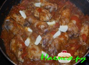 По истечении данного времени, добавьте в скороду немного сливочного масла, посолите крылышки по своему вкусу и снова перемешайте По истечении данного времени, добавьте в скороду немного сливочного масла, посолите крылышки по своему вкусу и снова перемешайте