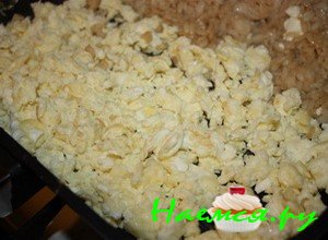 Теперь возьмите деревянную лопаточку и аккуратно отодвиньте рис на одну сторону сковородки. А на ту сторону, которую Вы освободили от риса, вбивайте яйца, посолите их и обжаривайте Теперь возьмите деревянную лопаточку и аккуратно отодвиньте рис на одну сторону сковородки. А на ту сторону, которую Вы освободили от риса, вбивайте яйца, посолите их и обжаривайте