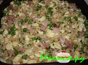 Теперь обжаренные яйца, смешайте с рисовой крупой, добавьте зеленого горошка и перемешайте. Теперь обжаренные яйца, смешайте с рисовой крупой, добавьте зеленого горошка и перемешайте.