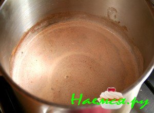 Возьмите кастрюльку, влейте в нее молоко, добавьте корицу, поставьте емкость с молоком на огонь и пусть закипит Возьмите кастрюльку, влейте в нее молоко, добавьте корицу, поставьте емкость с молоком на огонь и пусть закипит