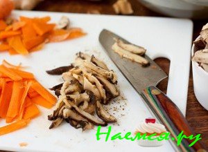 Теперь возьмите грибочки и обрежьте ножки, Вам для приготовления нужны только шляпки Теперь возьмите грибочки и обрежьте ножки, Вам для приготовления нужны только шляпки