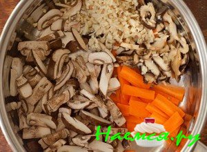 Теперь возьмите емкость, в которую Вы слили воду с грибочков, положите в нее порезанные шампиньоны, водоросль Теперь возьмите емкость, в которую Вы слили воду с грибочков, положите в нее порезанные шампиньоны, водоросль