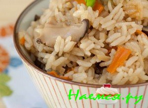 Как только рис сварится, достаньте водоросль, перемешайте хорошенько рисовую кашу с грибами и овощами, переложите в красивое блюдо и украсьте кушанье. Как только рис сварится, достаньте водоросль, перемешайте хорошенько рисовую кашу с грибами и овощами, переложите в красивое блюдо и украсьте кушанье.