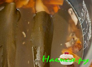 По истечении данного времени возьмите дуршлаг и слейте воду, овощи с грибочками переложите в чистую емкость По истечении данного времени возьмите дуршлаг и слейте воду, овощи с грибочками переложите в чистую емкость