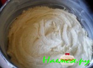 Выложите тесто в форму Выложите тесто в форму