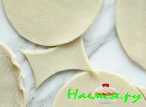 Сделайте кружочки из теста Сделайте кружочки из теста