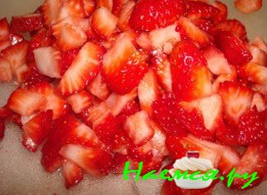 Порежьте клубнику Порежьте клубнику